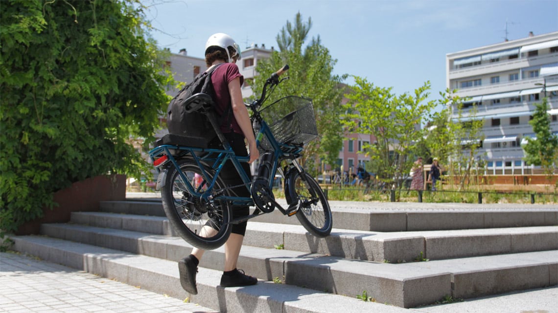 Simplix le mini vélo cargo qu'on peut facilement soulever pour franchir quelques marches